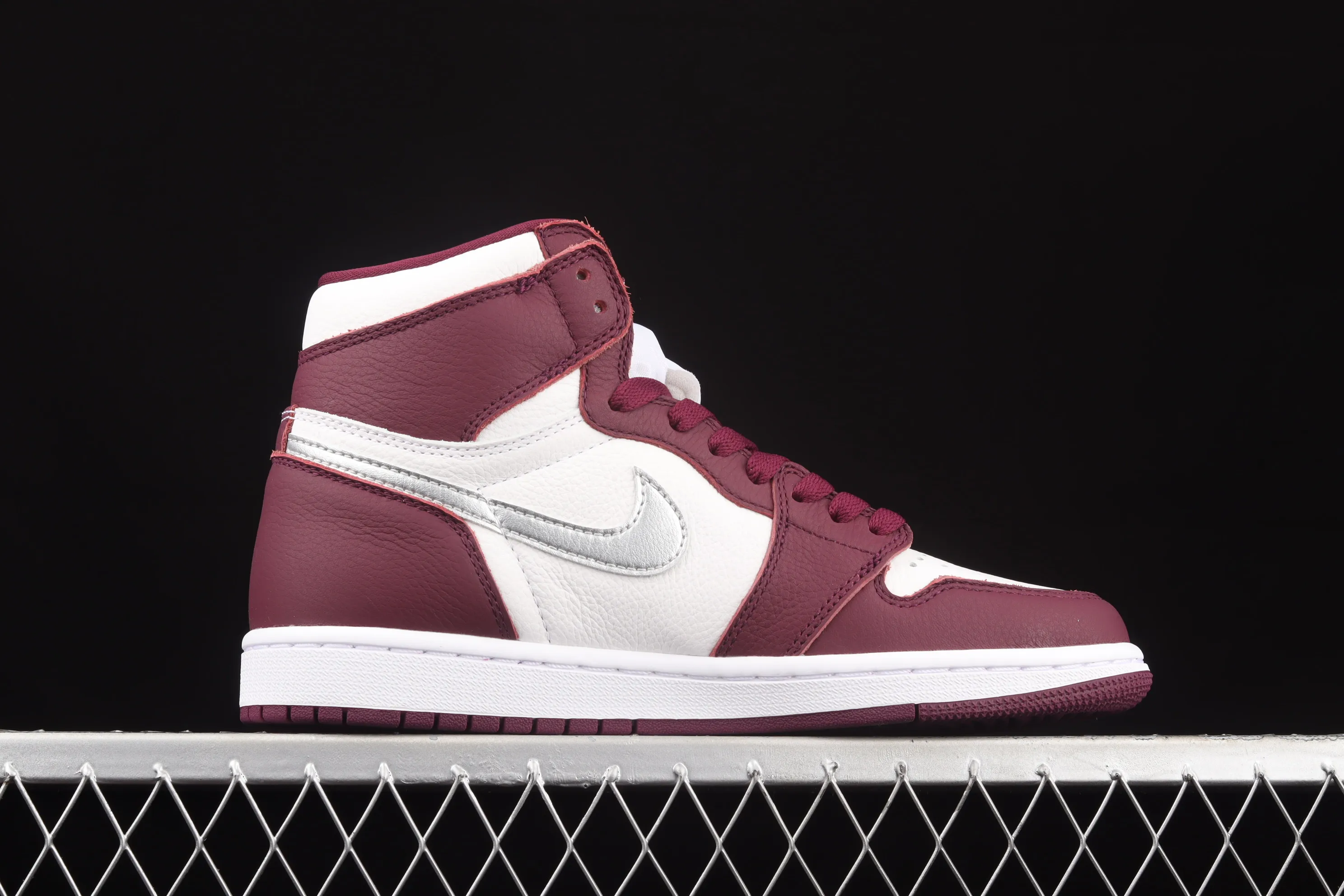 All categories Air Jordan Jordan series basketball shoes Air Jordan 1 High pure original version Air Jordan 1 Retro High OG "Bordeaux" AJ1 Joe 1 Bordeaux burgundy high-top basketball shoes 555088-611